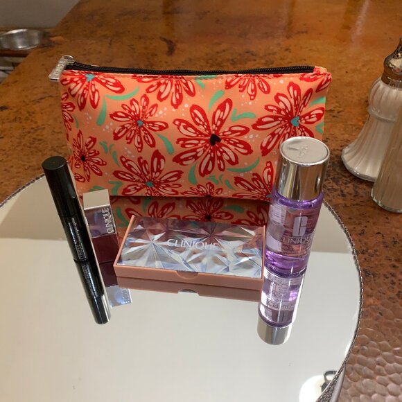 Clinique Eyeshadow-blush, Mascara, Lipstick, makeup remover w/ cosmetic bag - Picture 6 of 6
